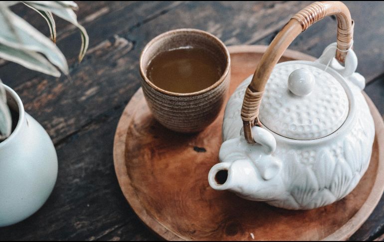 Conoce el té ideal para combatir el dolor de garganta. Expertos revelan cómo el jengibre, la manzanilla y la miel de Manuka son la clave para un alivio inmediato. Unsplash