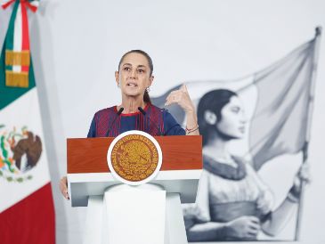 La Presidenta de México, Claudia Sheinbaum, habla durante una rueda de prensa este lunes, en el Palacio Nacional de la Ciudad de México. EFE/S. Gutiérrez