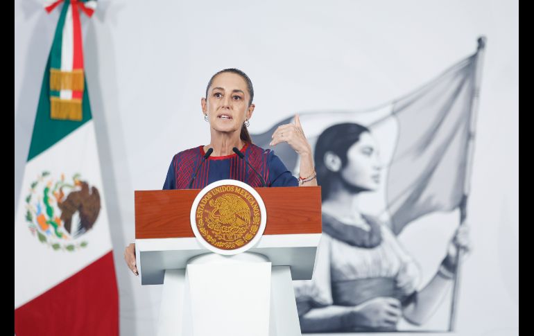 La Presidenta de México, Claudia Sheinbaum, habla durante una rueda de prensa este lunes, en el Palacio Nacional de la Ciudad de México. EFE/S. Gutiérrez