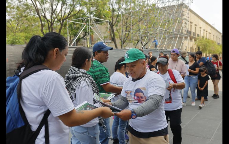 En medio de las críticas por el blindaje en el Centro Histórico tapatío, el flujo de turistas ha aumentado en los últimos días. EFE/F. Guasco