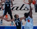 Victor Wembanyama lideró a los Spurs con 32 puntos para vencer a los Knicks y mantenerse con vida en las Finales. EFE/ A. Colmenares.