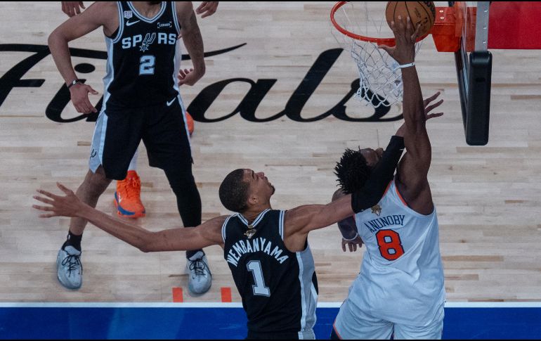Victor Wembanyama lideró a los Spurs con 32 puntos para vencer a los Knicks y mantenerse con vida en las Finales. EFE/ A. Colmenares.