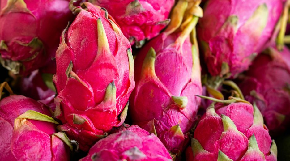 La increíble versatilidad de la pitahaya también conocida como fruta del dragón permite integrarla fácilmente en cualquier dieta diariaUNSPLASH / E. AKYURT