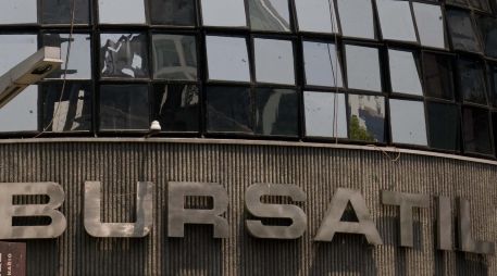 En medio de una jornada marcada por los resultados mixtos a nivel global, el mercado bursátil mexicano registró un nuevo rojo en sus cifras. AFP/ARCHIVO
