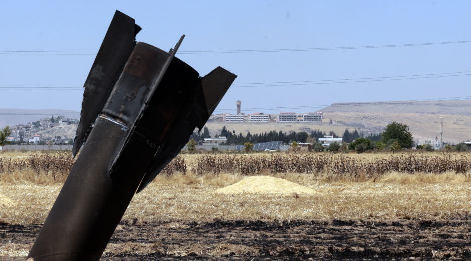 Restos de un misil balístico iraní que impactó en un campo agrícola cerca de la ciudad de Najha, en la zona rural de Damasco, Siria. EFE/M. Al Rifai
