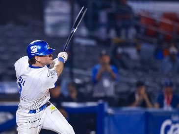 Mateo Gil se voló la barda en la novena baja. CORTESÍA/Charros de Jalisco