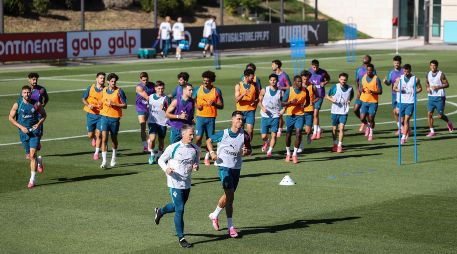 Cristiano Ronaldo y Roberto Martínez corren adelante del resto de la plantilla en el entrenamiento para el juego contra Nigeria. EFE/M. Lopes