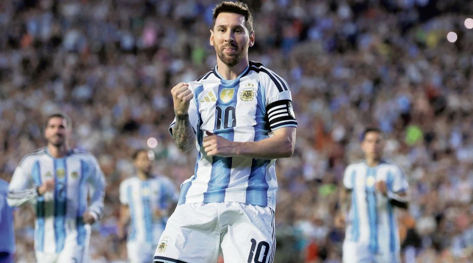 Lionel Messi marcó un gol desde los once pasos en su regreso a las canchas luego de una sobrecarga muscular. EFE