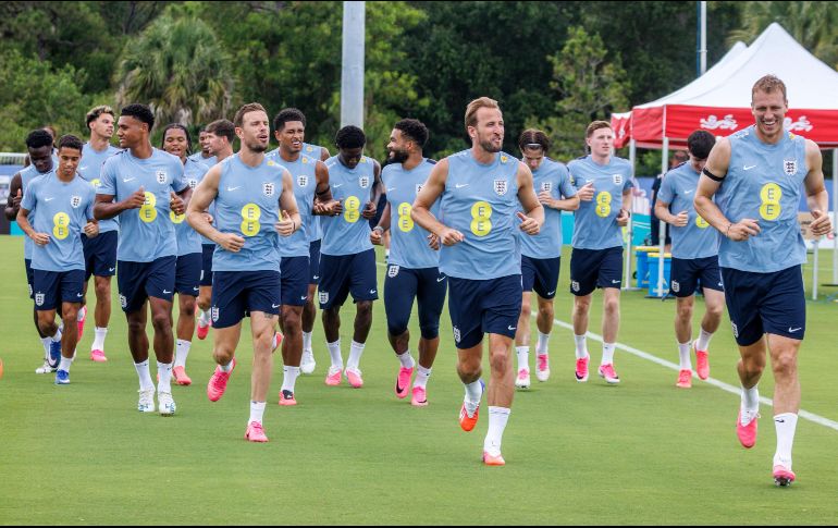 Harry Kane encabeza el entrenamiento de Inglaterra. El duelo con Costa Rica exigirá adaptación física debido a las altas temperaturas en Florida. EFE/C. Herrera