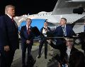El presidente estadounidense Donald Trump habla con los periodistas antes de abordar el Air Force One en el Aeropuerto Internacional John F. Kennedy, en la madrugada del martes 9 de junio en Nueva York. AP/M. Schiefelbein