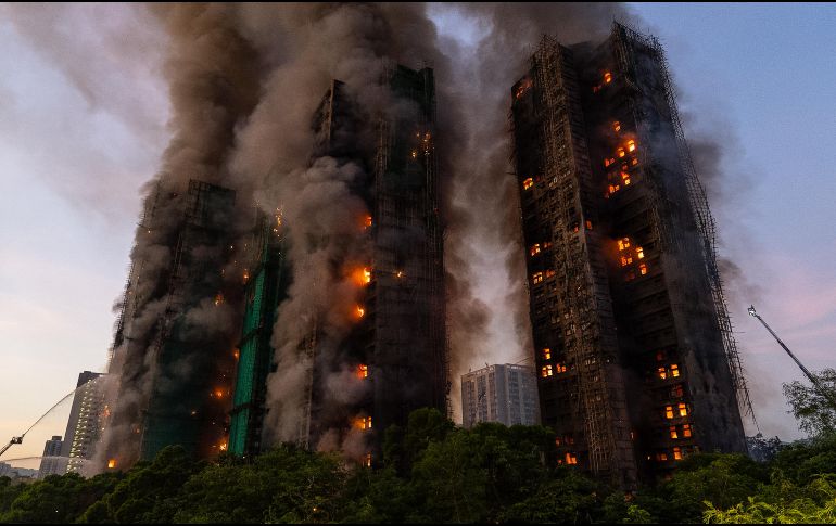 El humo se eleva de un incendio en el complejo residencial de Wang Fuk Court, en el distrito de Tai Po en los Nuevos Territorios de Hong Kong, el 26 de noviembre de 2025. (AP/C. Long Hei