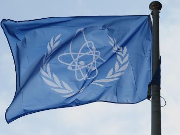 La bandera del Organismo Internacional de Energía Atómica en la sede de esa agencia en Viena, el 2 de marzo del 2026 .AP/H. -Peter Bade
