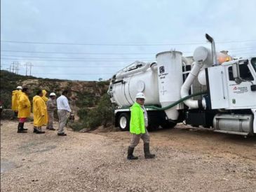 Varios videos en redes sociales demostraron cómo el agua de las lluvias recientes arrastraba el combustóleo por las calles. SUN/ESPECIAL