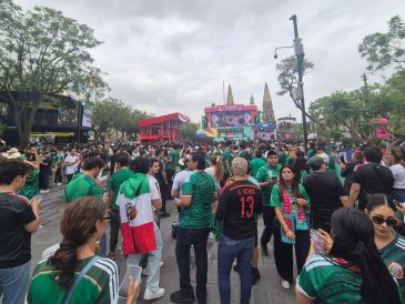 Desde temprano, seguidores comenzaron a congregarse en las inmediaciones del Fan Fest con la intención de asegurar un lugar para presenciar el debut de la Selección Mexicana en el Mundial 2026. EL INFORMADOR / O. González