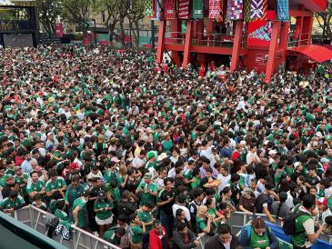 Desde temprano, seguidores comenzaron a congregarse en las inmediaciones del Fan Fest con la intención de asegurar un lugar para presenciar el debut de la Selección Mexicana en el Mundial 2026. ESPECIAL