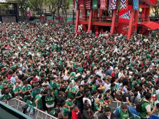 Desde temprano, seguidores comenzaron a congregarse en las inmediaciones del Fan Fest con la intención de asegurar un lugar para presenciar el debut de la Selección Mexicana en el Mundial 2026. ESPECIAL