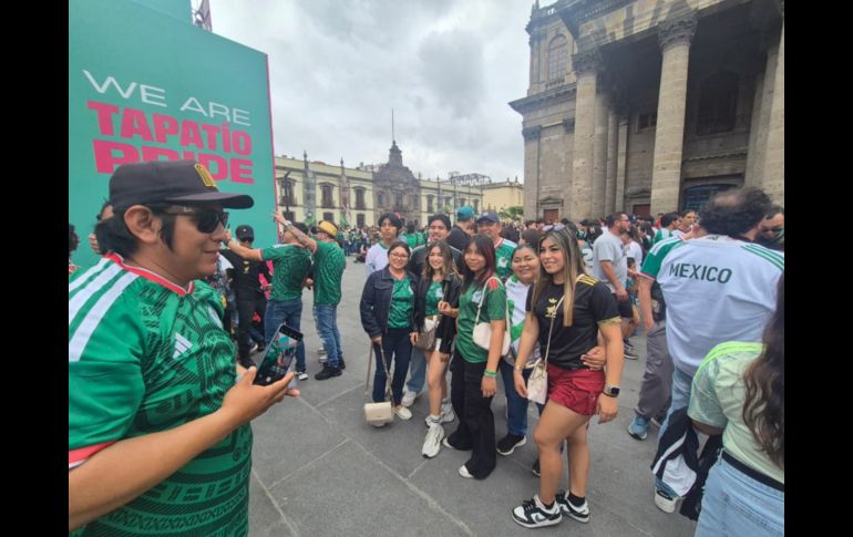 Fan Fest de Guadalajara a reventar; aficionados dan color al Centro tapatío (FOTOS)