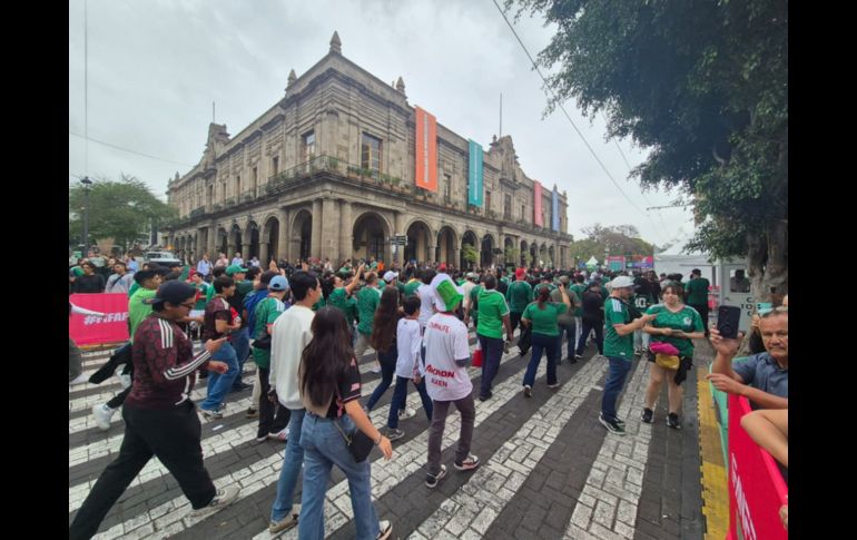 Fan Fest de Guadalajara a reventar; aficionados dan color al Centro tapatío (FOTOS)