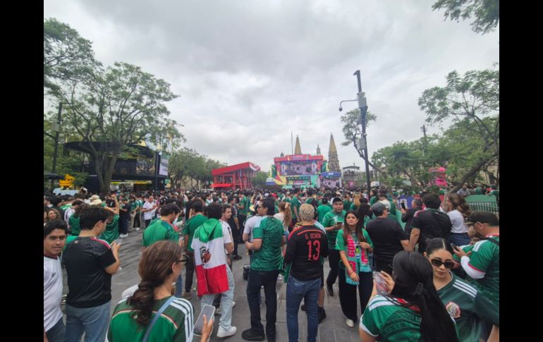 Fan Fest de Guadalajara a reventar; aficionados dan color al Centro tapatío (FOTOS)