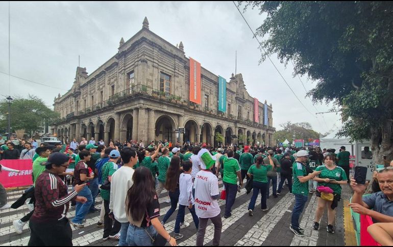 Fanaticos en el Centro Histórico rumbo al Fan Fest este jueves 11 de junio en el inicio del Mundial 2026. EL INFORMADOR / O. González