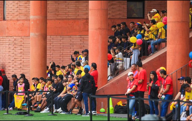 El trabajo en cancha inició con una activación que despertó el ánimo positivo y la competitividad sana, demostrando el ambiente de alegría que hay al interior del equipo cafetalero. EL INFORMADOR/ J. Acosta