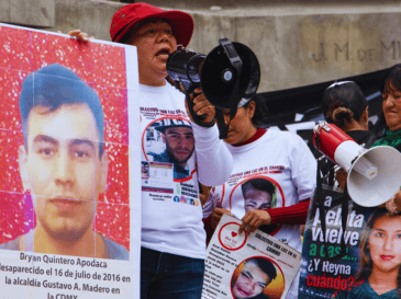 Las personas buscadoras manifestaron su inconformidad por las obras implementadas con motivo de la Copa Mundial de Futbol y denunciaron falta de acciones en la localización de sus seres queridos. EFE / T. Pérez
