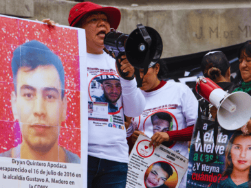 Las personas buscadoras manifestaron su inconformidad por las obras implementadas con motivo de la Copa Mundial de Futbol y denunciaron falta de acciones en la localización de sus seres queridos. EFE / T. Pérez