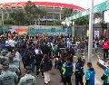De inmediato, los servicios médicos acudieron al lugar para brindar atención al aficionado en el Estadio Ciudad de México. SUN / D. SIMÓN SÁNCHEZ