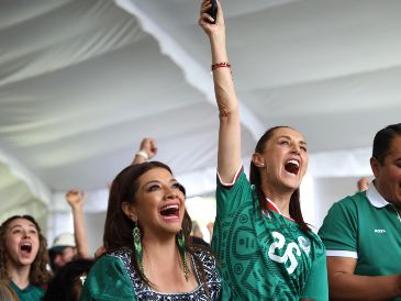 La Presidenta Claudia Sheinbaum (c) reacciona mientras observa uno de los goles anotados por México en la inauguración del Mundial 2026. XINHUA/Presidencia de México