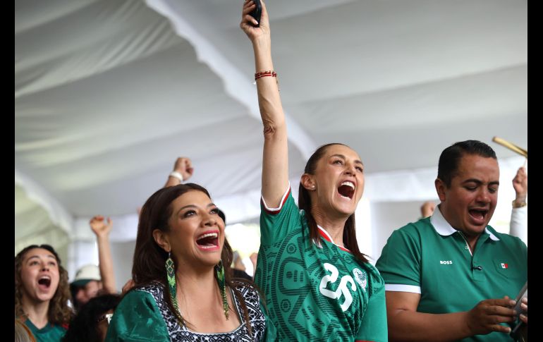 La Presidenta Claudia Sheinbaum (c) reacciona mientras observa uno de los goles anotados por México en la inauguración del Mundial 2026. XINHUA/Presidencia de México