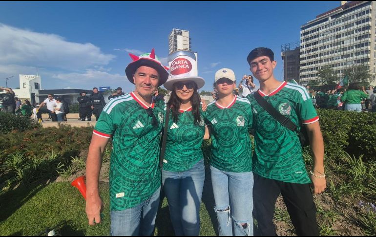 La Glorieta Minerva recibió a alrededor de dos mil aficionados tras el triunfo de la Selección Mexicana ante Sudáfrica. EL INFORMADOR / O. GONZÁLEZ