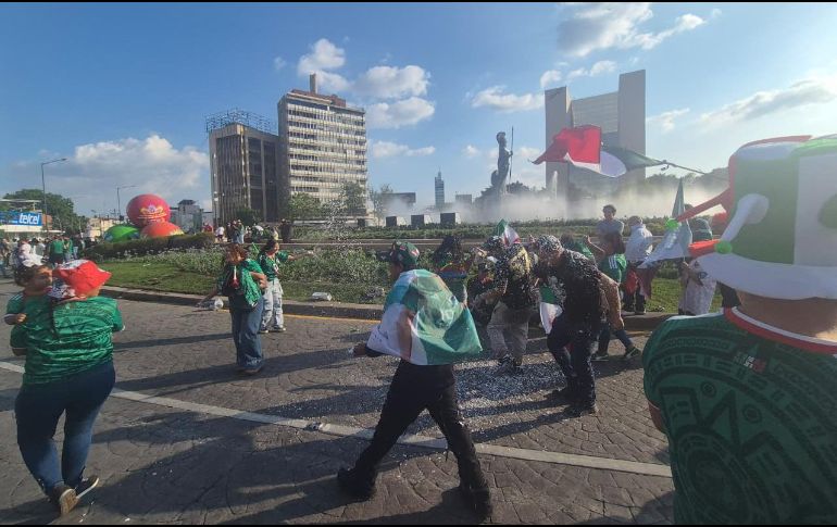 La Glorieta Minerva recibió a alrededor de dos mil aficionados tras el triunfo de la Selección Mexicana ante Sudáfrica. EL INFORMADOR / O. GONZÁLEZ