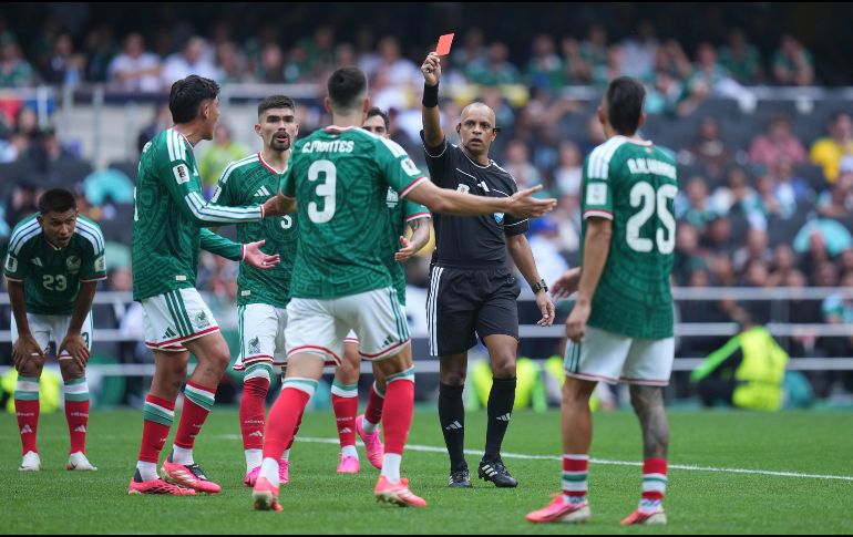La expulsión del capitán mexicano obliga a Javier Aguirre a replantear su defensa para el duelo ante Corea del Sur. IMAGO7.