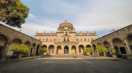 Museo Cabañas. El recinto alberga “Polvo Llanero”, una exposición que explora el futbol más allá de los estadios profesionales. CORTESÍA