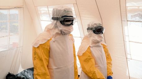 Personal médico atiende y monitorea a pacientes con síntomas de ébola. AFP