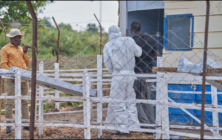 La OMS y otros operadores humanitarios en la zona temen que el virus responsable del actual brote se propague hacia zonas más urbanas o cruce fronteras con mayor intensidad. EFE/EPA/D. Dirole