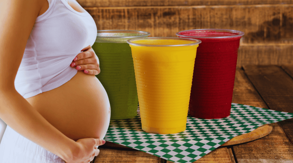 Los jugos, si no están pasteurizados, representan un riesgo silencioso para la madre y el bebé. ESPECIAL / CANVA