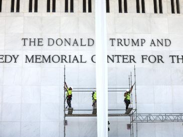 El Centro Kennedy ya había eliminado el lunes pasado el nombre de Trump de su página web. EFE / J. Scalzo