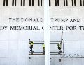 El Centro Kennedy ya había eliminado el lunes pasado el nombre de Trump de su página web. EFE / J. Scalzo