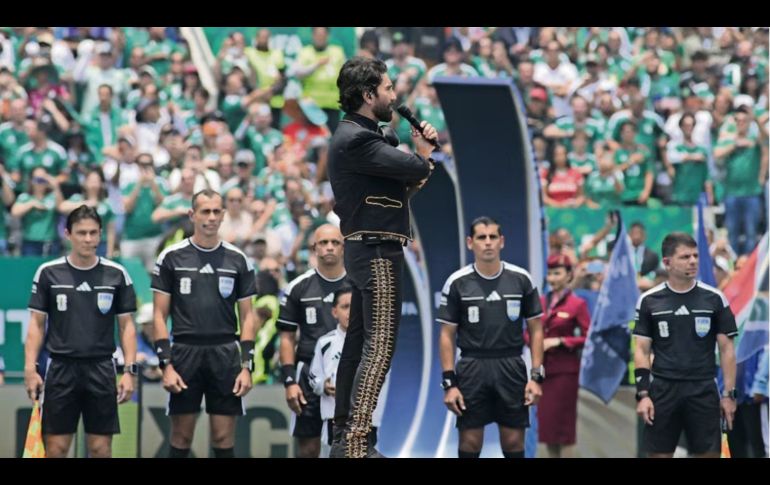 Alejandro Fernández emocionó a miles de fans con su interpretación impecable del Himno. SUN/C. Mejía
