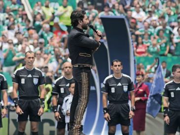 Alejandro Fernández emocionó a miles de fans con su interpretación impecable del Himno. SUN/C. Mejía