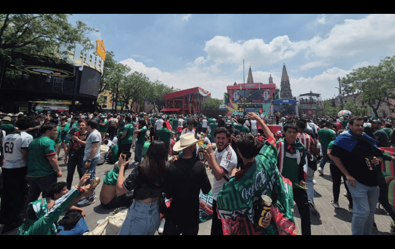 La lluvia se convirtió en protagonista en el Fan Fest Guadalajara. EL INFORMADOR / O. GONZALEZ