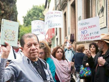 Un grupo de escritores se reunieron para protestar en contra de la secretaria de Cultura de la Ciudad de México. EL UNIVERSAL
