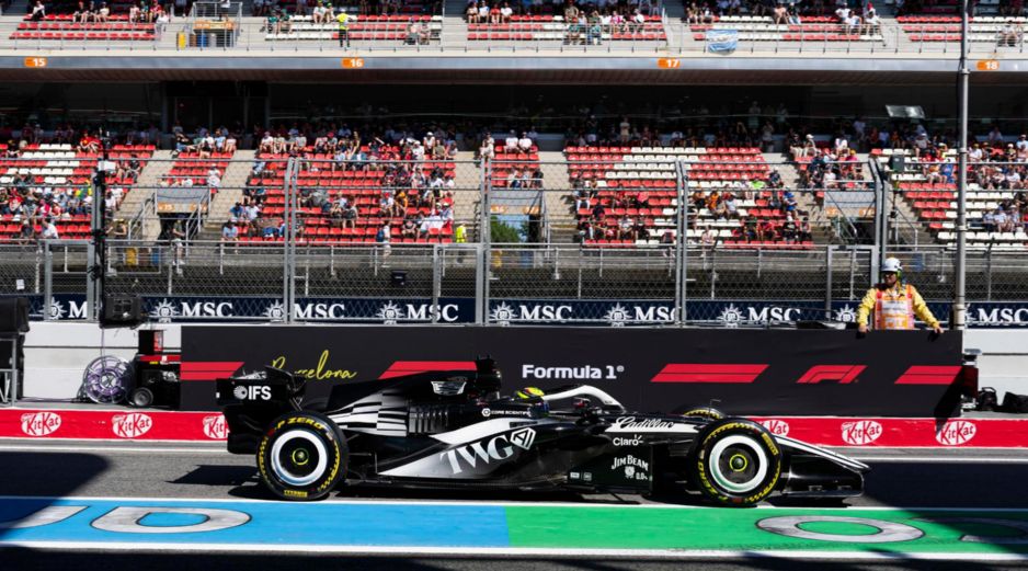 El piloto Checo Pérez, del equipo Cadillac, durante la sesión de entrenamientos libres del Gran Premio de Fórmula 1 de Barcelona-Cataluña este viernes. EFE / S. Wu