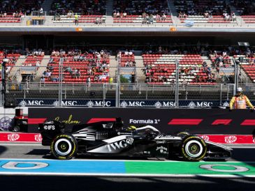 El piloto Checo Pérez, del equipo Cadillac, durante la sesión de entrenamientos libres del Gran Premio de Fórmula 1 de Barcelona-Cataluña este viernes. EFE / S. Wu