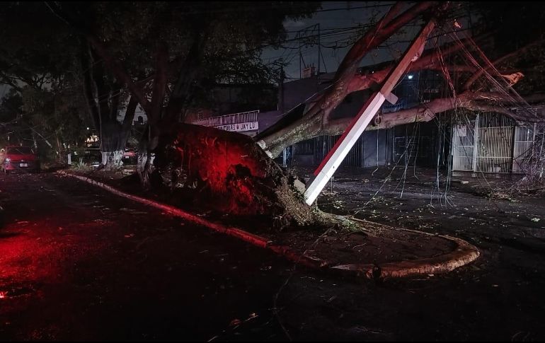 Las vialidades con mayor nivel de anegación de agua en Guadalajara fueron el paso a desnivel de 8 de Julio, con tres metros de altura; Isla Pantenaria y avenida Colón. ESPECIAL/Protección Civil y Bomberos de Zapopan