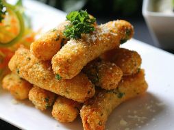 El futbol es un evento familiar y los niños también disfrutan de la fiebre mundialista. Los chicken tenders o dedos de pollo son la solución perfecta. ESPECIAL / CANVA