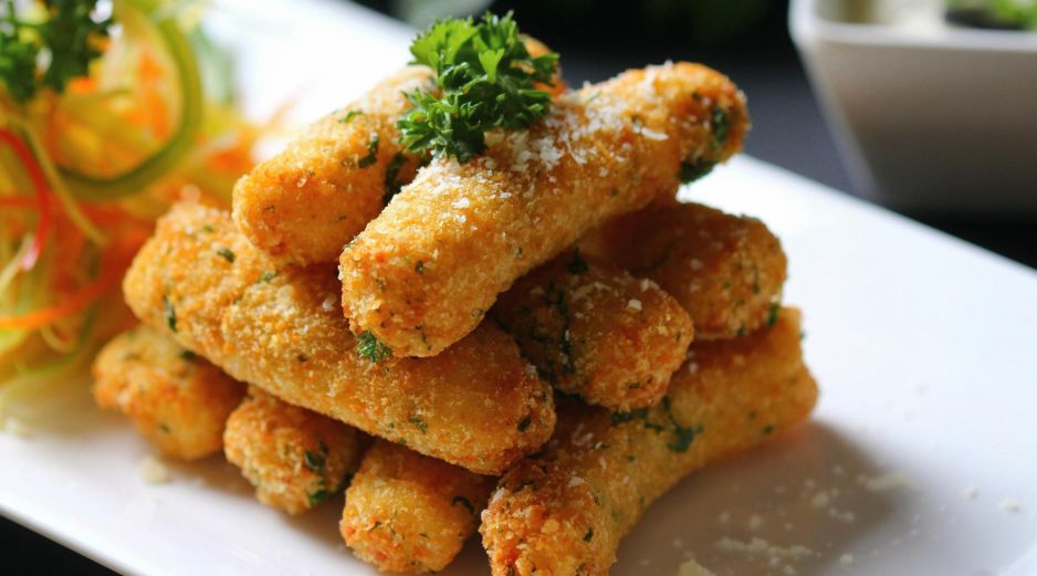 El futbol es un evento familiar y los niños también disfrutan de la fiebre mundialista. Los chicken tenders o dedos de pollo son la solución perfecta. ESPECIAL / CANVA