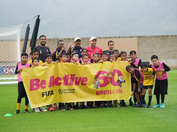 La iniciativa busca fomentar hábitos saludables mediante al menos 60 minutos diarios de ejercicio, aprovechando la presencia de las selecciones mundialistas para inspirar a las nuevas generaciones. CORTESÍA.