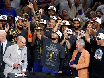 Con una actuación estelar de Jalen Brunson y una remontada en el último cuarto, Nueva York se coronó campeón ante San Antonio y volvió a la cima del basquetbol. AFP.